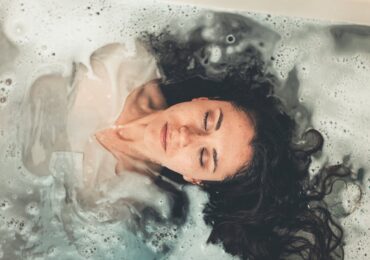 La salud mental sigue siendo un control, antes con uniformes y hoy con diagnósticos que “normalizan” la productividad