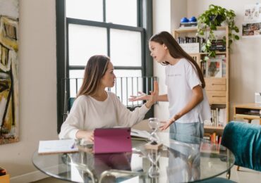 La familia sin paredes: adolescencia, hiperexposición y terapia familiar